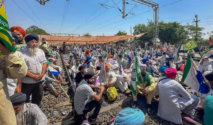 Farmers block railway traffic 730x430 1