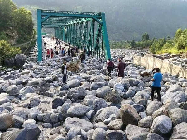 manali flash floods cloud burst