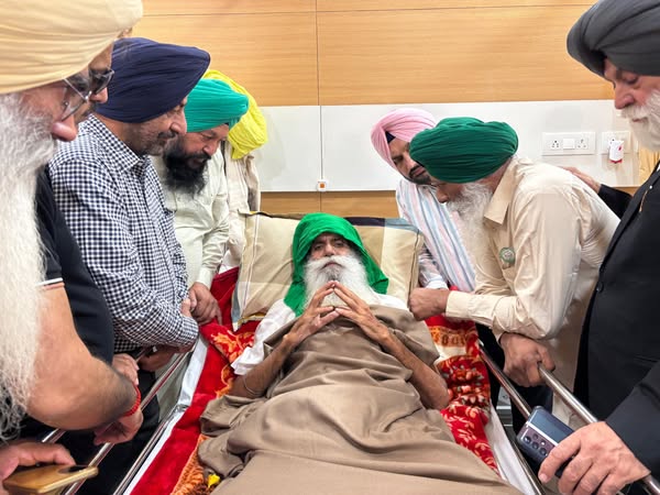 ਕਿਸਾਨ ਆਗੂ ਜਗਜੀਤ ਸਿੰਘ ਡੱਲੇਵਾਲ ਨੇ ਕਿਸਾਨਾਂ ਦੀ ਰਿਹਾਈ ਬਾਦ ਪਾਣੀ ਪੀਣਾਂ ਕੀਤਾ ਸ਼ੁਰੂ 1 487542739 1283415910609062 2279582362659724904 n