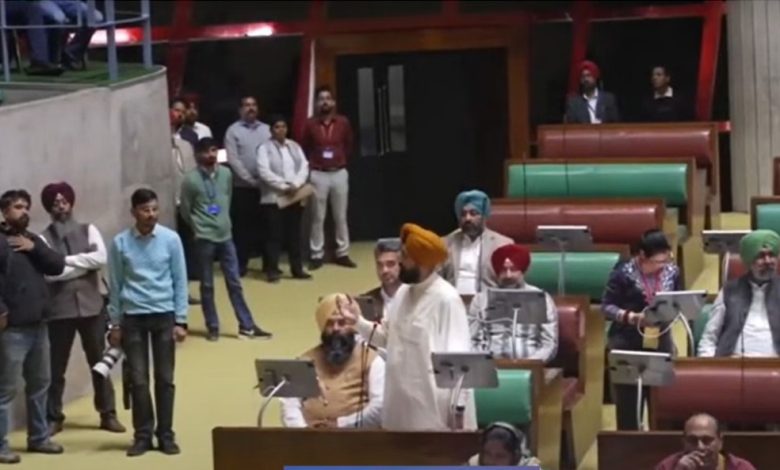 ਸੀਚੇਵਾਲ ਨੂੰ ਲੈਕੇ ਸਰਕਾਰ VS ਬਾਜਵਾ, ਨਿੰਦਾ ਮਤਾ ਹੋਇਆ ਪਾਸ ਵਿਧਾਨ ਸਭਾ 'ਚ ਹੰਗਾਮਾ, ਕਾਂਗਰਸ ਵੱਲੋਂ ਵਾਕਆਉਟ 1 hh 6