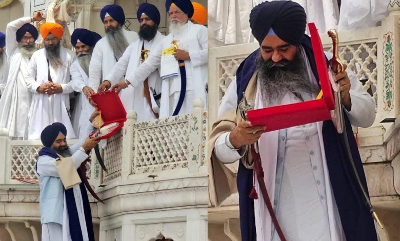 ਸ੍ਰੀ ਫਤਿਹਗੜ੍ਹ ਸਾਹਿਬ ਦੇ ਮੁੱਖ ਗ੍ਰੰਥੀ ਗਿਆਨੀ ਹਰਪਾਲ ਸਿੰਘ ਨੂੰ ਵਿਸ਼ੇਸ਼ ਚਾਂਦੀ ਦੀ ਤਸ਼ਤਰੀ ਭੇਟ ਕਰਕੇ ਕੀਤਾ ਗਿਆ ਸਨਮਾਨਿਤ 1 Untitled 1 20