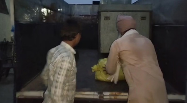 ਫਿਰੋਜ਼ਪੁਰ ਦੇ ਸਰਹੱਦੀ ਪਿੰਡ ਦੇ ਲੋਕ ਬੱਚਿਆਂ ਨੂੰ ਸੁਰੱਖਿਅਤ ਥਾਵਾਂ 'ਤੇ ਲਿਜਾਣ 'ਚ ਰੁੱਝੇ 1 Untitled 1 copy 17