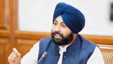 Photo of ਤਰਨਤਾਰਨ ‘ਚ ਸਿੱਖਿਆ ਮੰਤਰੀ ਨੇ ਟੀਚਰ ਨੂੰ ਕੀਤਾ ਸਸਪੈਂਡ, ਬੋਲੇ- ਮੌਲਿਕ ਅਧਿਕਾਰਾਂ ਦੀ ਉਲੰਘਣਾ ਬਰਦਾਸ਼ਤ ਨਹੀਂ