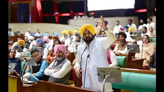 ਵਿਧਾਨਸਭਾ ਅੰਦਰ ਬੈਠੇ ਇੱਕ ਸ਼ਖਸ ਨੂੰ ਕੱਢਿਆ ਗਿਆ ਬਾਹਰ; ਮਤਾ ਪੇਸ਼ ਕਰਨ ਮੌਕੇ ਬੋਲੇ ਸੋ ਨਿਹਾਲ ਦਾ ਜੈਕਾਰਾ ਲਗਾਉਣ ’ਤੇ ਕਾਰਵਾਈ 1 images 2025 05 05T131548.305