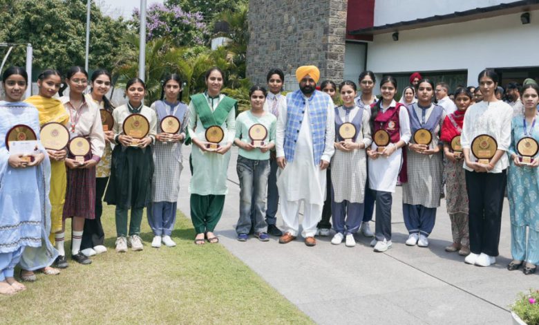ਮੁੱਖ ਮੰਤਰੀ ਭਗਵੰਤ ਮਾਨ ਨੇ PSEB ਟਾਪਰਸ ਨੂੰ ਕੀਤਾ ਸਨਮਾਨਿਤ 1 ldh 17