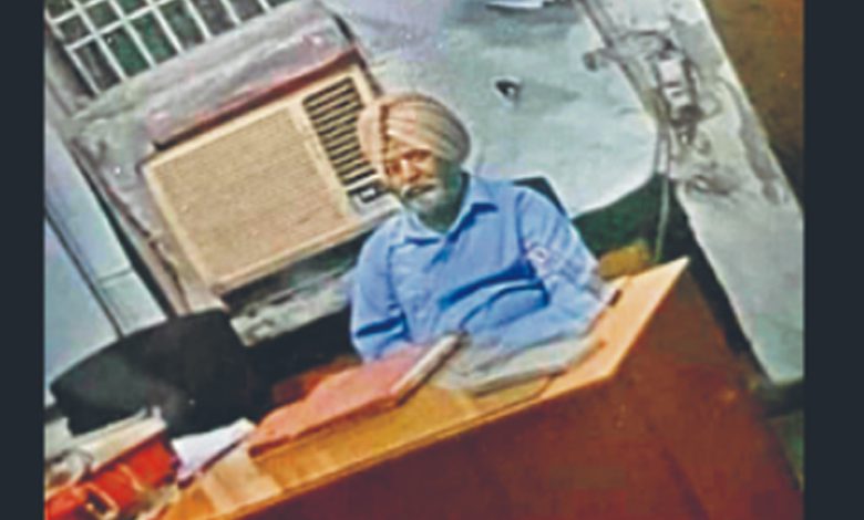 ASI ਨੂੰ ਇੱਕ ਮਹੀਨੇ ਪਹਿਲਾਂ ਆਪਣੇ ਰਿਵਾਲਵਰ ਨਾਲ ਨੋਜਵਾਨ ਦੀ ਹੱਤਿਆ ਕਰਨ ਦੇ ਦੋਸ਼ 'ਚ ਕੀਤਾ ਗ੍ਰਿਫ਼ਤਾਰ 1 mk copy 2