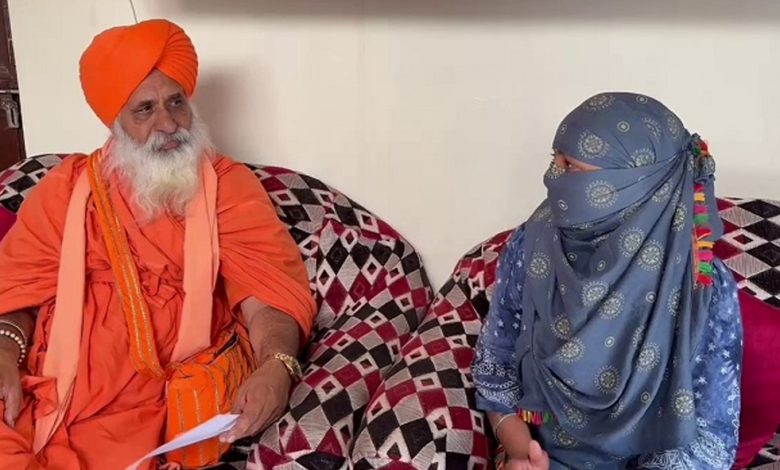 ਓਮਾਨ ‘ਚ 2 ਮਹੀਨਿਆਂ ਤੋਂ ਫਸੀ ਕੁੜੀ ਪਰਤੀ ਘਰ 1 GtS2zFvbMAMMCRZ 12