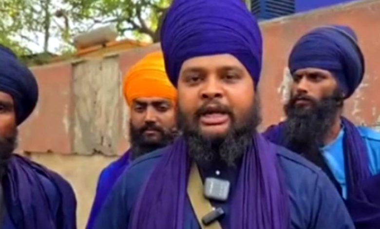 ਅਮ੍ਰਿਤਪਾਲ ਦੇ ਹੱਕ ਵਿੱਚ ਧਰਨਾ ਦੇਣ ਆ ਰਹੇ ਨਹਿੰਗ ਸਿੰਘਾਂ ਨੂੰ ਪੁਲਿਸ ਨੇ ਕੀਤਾ ਰਾਉਂਡਅੱਪ 1 GuCKNK4a0AAjvwB 6