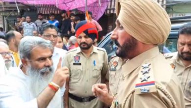 Photo of ਭਾਰਤ ਭੂਸ਼ਨ ਆਸ਼ੂ ਦੀ ਪੁਲਿਸ ਨਾਲ ਝੜਪ, ਕਾਂਗਰਸੀ ਵਰਕਾਰਂ ਨੂੰ ਪ੍ਰੇਸ਼ਾਨ ਕਰਨ ਦੇ ਲਗਾਏ ਇਲਜ਼ਾਮ