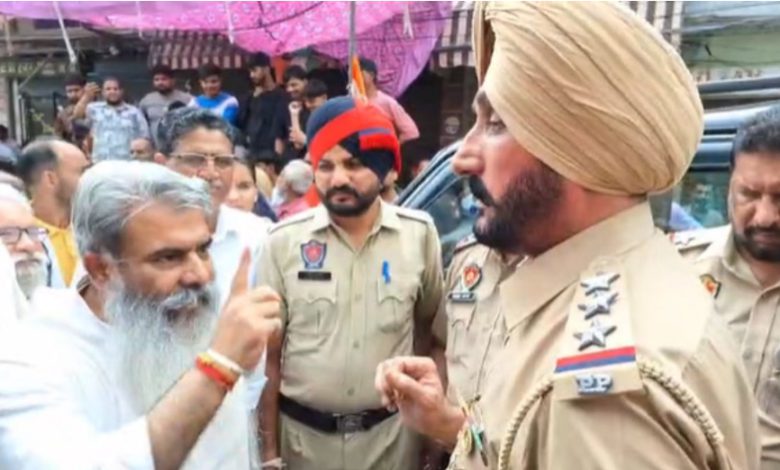 ਭਾਰਤ ਭੂਸ਼ਨ ਆਸ਼ੂ ਦੀ ਪੁਲਿਸ ਨਾਲ ਝੜਪ, ਕਾਂਗਰਸੀ ਵਰਕਾਰਂ ਨੂੰ ਪ੍ਰੇਸ਼ਾਨ ਕਰਨ ਦੇ ਲਗਾਏ ਇਲਜ਼ਾਮ 1 KK 9