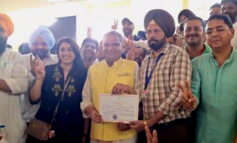 ਡਿਪਟੀ ਕਮਿਸ਼ਨਰ ਵੱਲੋਂ ਜਿੱਤ ਹਾਸਲ ਕਰਨ ਤੋਂ ਬਾਅਦ ਸੰਜੀਵ ਅਰੋੜਾ ਨੂੰ ਦਿੱਤਾ ਜਿੱਤ ਦਾ ਸਰਟੀਫਿਕੇਟ 1 P POLICE 24