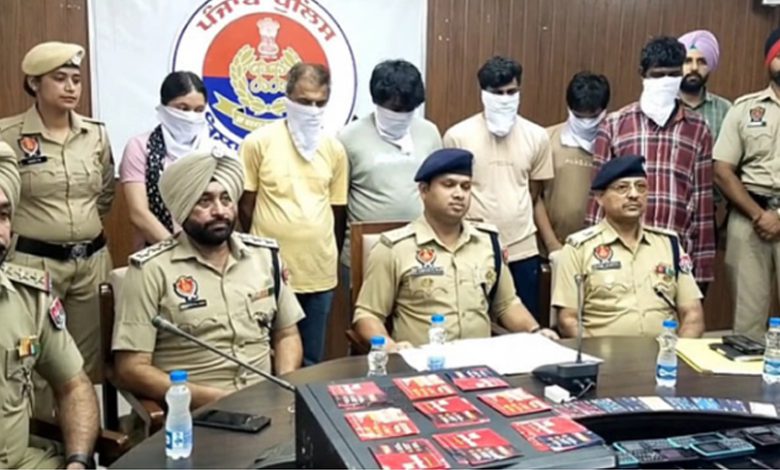 ਬਰਨਾਲਾ ਪੁਲਿਸ ਨੇ ਲੋਨ ਦੇ ਨਾਮ ਤੇ 20-22 ਕਰੋੜ ਦੀ ਠੱਗੀ ਮਾਰਨ ਵਾਲੇ ਗਰੋਹ ਦੇ 6 ਮੈਂਬਰ ਦਬੋਚੇ 1 bp 33