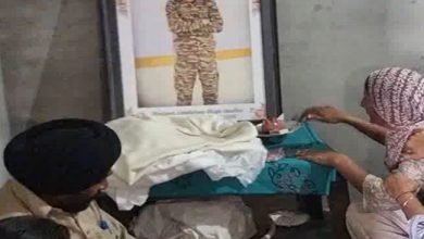 Photo of ਬਣਦਾ ਸਨਮਾਨ ਨਹੀਂ ਮਿਲਦਾ ਤੱਦ ਤੱਕ ਅਕਾਸ਼ਦੀਪ ਦੀਆਂ ਅਸਥੀਆਂ ਜਲ ਪ੍ਰਵਾਹ ਨਹੀਂ ਕ ਰੇਗਾ ਪਰਿਵਾਰ