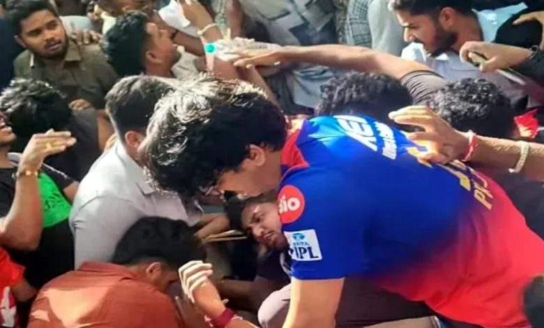 IPL 2025: RCB ਦੀ ਜਿੱਤ ਪਰੇਡ ਵਿੱਚ ਭਗਦੜ, ਕ੍ਰਿਕਟ ਪ੍ਰਸ਼ੰਸਕਾਂ 'ਤੇ ਲਾਠੀਚਾਰਜ ਤੋਂ ਬਾਅਦ ਹਫੜਾ-ਦਫੜੀ, 7 ਲੋਕਾਂ ਦੀ ਮੌਤ; ਕਈ ਜ਼ਖਮੀ 1 g 6