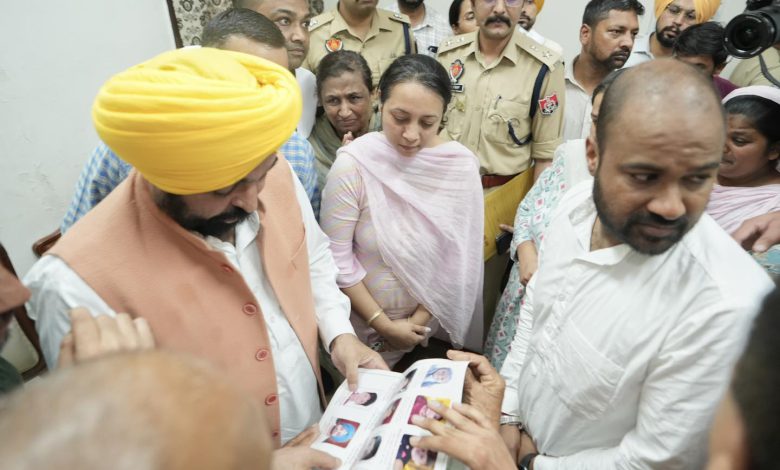 CM ਮਾਨ ਨੇ ਸਮਾਣਾ ਪਹੁੰਚ ਕੇ ਪੀੜਤ ਪਰਿਵਾਰਾਂ ਨਾਲ ਦੁੱਖ ਵੰਡਾਇਆ: ਪਰਿਵਾਰਾਂ ਨੂੰ ਹਰ ਹਾਲ ਵਿੱਚ ਇਨਸਾਫ ਮਿਲੇਗਾ 1 j 14
