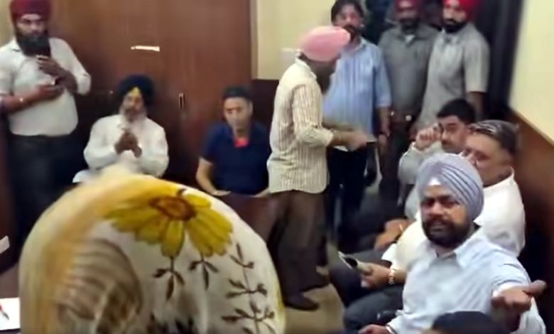 ਮਜੀਠੀਆ ਖਿਲਾਫ ਵਿਜੀਲੈਂਸ ਰੇਡ ਦੌਰਾਨ ਵਿਘਨ ਪਾਉਣ ’ਤੇ ਡੀ ਡੀ ਆਰ ਦਰਜ 1 j 39