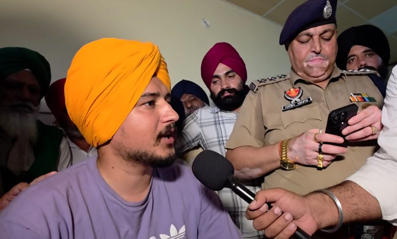 ਮੁਕਤਸਰ ਸਾਹਿਬ ਸਿੱਖ ਨੌਜਵਾਨ ਨਾਲ ਕੁੱਟਮਾਰ ਕਰ ਗੁੰਡਾਗਰਦੀ ਕਰਨ ਵਾਲੇ ਸ਼ਿਵ ਸੈਨਾ ਵਰਕਰਾਂ ਖਿਲਾਫ਼ ਮਾਮਲਾ ਦਰਜ 1 m 1