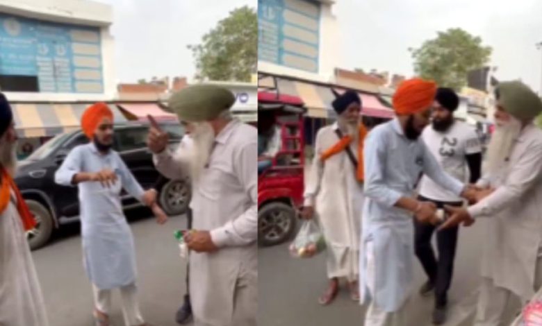 ਕੋਟਕਪੂਰਾ ਚੌਕ ‘ਤੇ ਜ਼ਰਦਾ ਖ਼ਰੀਦਦਾ ਫੜਿਆ ਗਿਆ SGPC ਦਾ ਅਸਥਾਈ ਕਰਮਚਾਰੀ 1 q 12