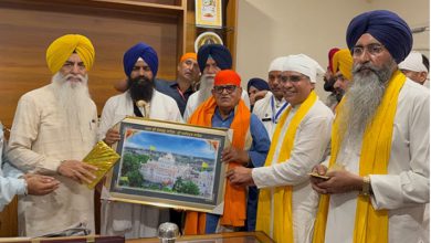 Photo of ਰਾਜਪਾਲ ਗੁਲਾਬ ਚੰਦ ਕਟਾਰੀਆ ਨੇ ਜਥੇਦਾਰ ਗੜਗੱਜ ਨਾਲ ਕੀਤੀ ਮੁਲਾਕਾਤ , ਧਾਰਮਿਕ ਅਤੇ ਸਮਾਜਿਕ ਮੁੱਦਿਆਂ ‘ਤੇ ਹੋਈ ਗਹਿਰੀ ਚਰਚਾ