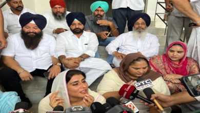 Photo of ਮਜੀਠੀਆ ਦੀ ਪਤਨੀ MLA ਗਨੀਵ ਕੌਰ ਨੂੰ ਆਪਣੇ ਹੀ ਦਫ਼ਤਰ ਜਾਣ ਤੋਂ ਰੋਕਿਆ, ਪੁਲਿਸ ਨਾਲ ਹੋਈ ਤਿੱਖੀ ਬਹਿਸ, ਸਮਰਥਕਾਂ ਸਣੇ ਧਰਨੇ ‘ਤੇ ਬੈਠੇ
