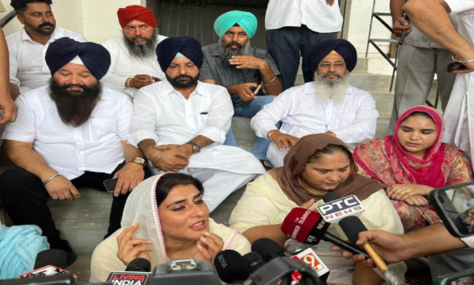 ਮਜੀਠੀਆ ਦੀ ਪਤਨੀ MLA ਗਨੀਵ ਕੌਰ ਨੂੰ ਆਪਣੇ ਹੀ ਦਫ਼ਤਰ ਜਾਣ ਤੋਂ ਰੋਕਿਆ, ਪੁਲਿਸ ਨਾਲ ਹੋਈ ਤਿੱਖੀ ਬਹਿਸ, ਸਮਰਥਕਾਂ ਸਣੇ ਧਰਨੇ 'ਤੇ ਬੈਠੇ 1 514432521 1556839779040394 8450415538609929835 n 3