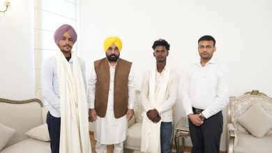 Photo of ਬਠਿੰਡਾ ਚ 11 ਲੋਕਾਂ ਦੀ ਜਾਨ ਬਚਾਉਣ ਵਾਲੇ ਦੋ ਨੋਜਵਾਨਾਂ ਨੂੰ ਮੁੱਖ ਮੰਤਰੀ ਨੇ ਕੀਤਾ ਸਨਮਾਨਿਤ