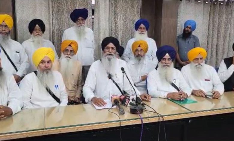‘Holy Scripture’ ਸ਼ਬਦ ‘ਤੇ SGPC ਦਾ ਇਤਰਾਜ਼, ਪ੍ਰਧਾਨ ਧਾਮੀ ਬੋਲੇ- ਸ੍ਰੀ ਗੁਰੂ ਗ੍ਰੰਥ ਸਾਹਿਬ ਹਨ ਜੀਵਤ ਗੁਰੂ 1 Gv4tq nWgAAFA5z 1