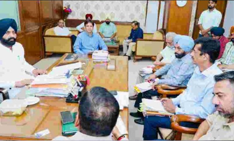 ਡਿਪਟੀ ਟਰਾਂਸਪੋਰਟ ਕਮਿਸ਼ਨਰ ਨੂੰ ਕਾਰਨ ਦੱਸੋ ਨੋਟਿਸ, 9 ਕਰਮਚਾਰੀ ਬਰਖਾਸਤ 1 b