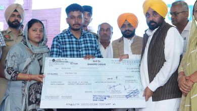 Photo of CM ਮਾਨ ਨੇ ਸ਼ਹੀਦ ASI ਧਨਵੰਤ ਸਿੰਘ ਦੇ ਪਰਿਵਾਰਕ ਮੈਂਬਰਾਂ ਨੂੰ 1 ਕਰੋੜ ਰੁਪਏ ਦਾ ਚੈੱਕ ਸੌਂਪਿਆ