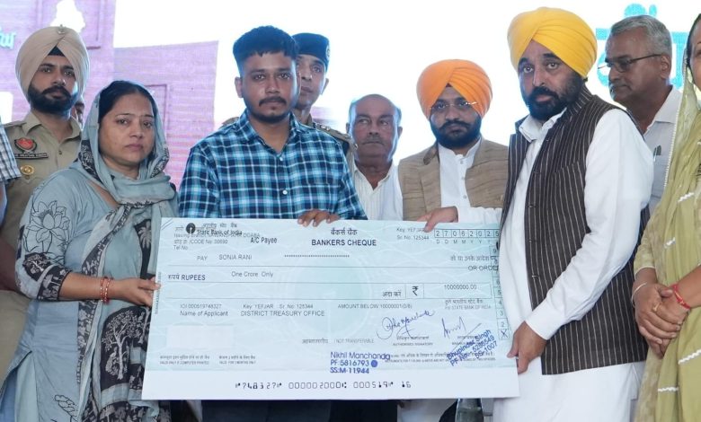 CM ਮਾਨ ਨੇ ਸ਼ਹੀਦ ASI ਧਨਵੰਤ ਸਿੰਘ ਦੇ ਪਰਿਵਾਰਕ ਮੈਂਬਰਾਂ ਨੂੰ 1 ਕਰੋੜ ਰੁਪਏ ਦਾ ਚੈੱਕ ਸੌਂਪਿਆ 1 d5 123