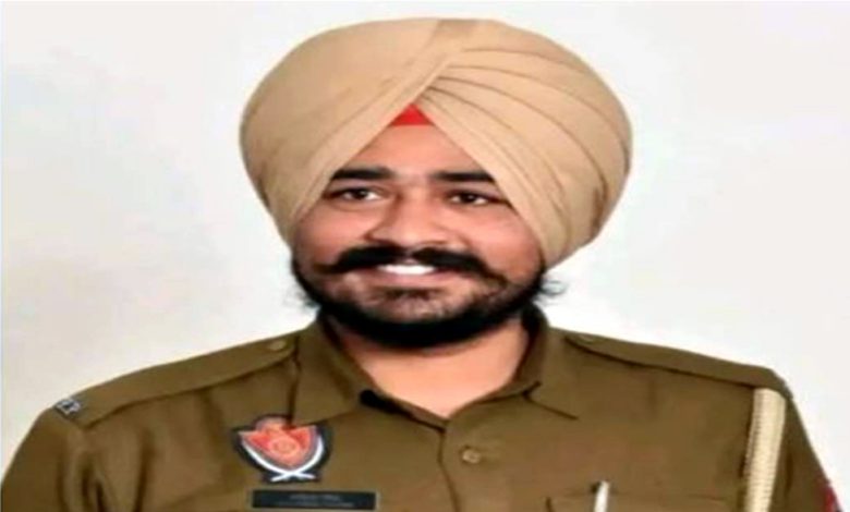 ਪੰਜਾਬ ਪੁਲਿਸ ਦਾ ਮੁਲਾਜ਼ਮ ਸ਼ੱਕੀ ਹਾਲਾਤ ’ਚ ਲਾਪਤਾ, ਖ਼ੂਨ ਨਾਲ ਲਿੱਬੜੀ ਖੜ੍ਹੀ ਮਿਲੀ ਲਾਵਾਰਿਸ ਕਾਰ 1 d5 52