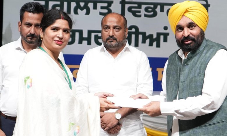 CM ਮਾਨ ਨੇ ਵੰਡੇ 942 ਨਿਯੁਕਤੀ ਪੱਤਰ, ਜੰਗਲਾਤ ਵਿਭਾਗ ਵਿੱਚ ਹੋਈ ਰੈਗੂਲਰ ਕਾਮਿਆਂ ਦੀ ਭਰਤੀ 1 dd 7