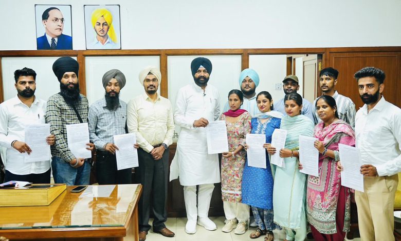 ਲਾਲਜੀਤ ਭੁੱਲਰ ਨੇ 12 ਨਵ-ਨਿਯੁਕਤ ਜੇਲ੍ਹ ਮੁਲਾਜ਼ਮਾਂ ਨੂੰ ਨਿਯੁਕਤੀ ਪੱਤਰ ਸੌਂਪੇ 1 lj