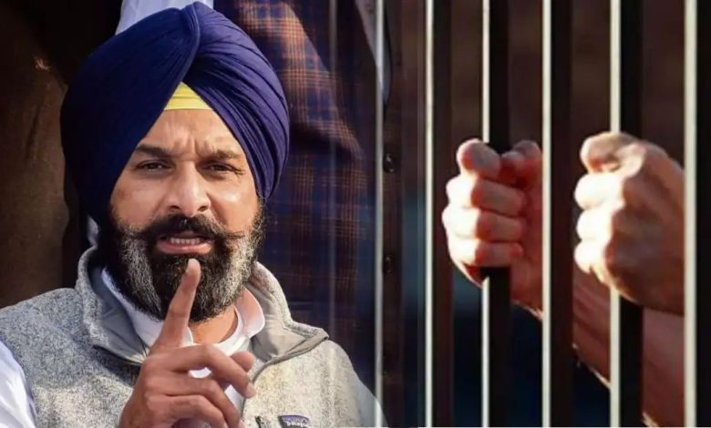 ਅਦਾਲਤ ਦੇ ਕਰਮਚਾਰੀਆਂ ਨੇ ਪਿਛਲੇ ਦਰਵਾਜ਼ੇ ਰਾਹੀਂ ਲਿਆਉਣ ਤੋਂ ਕੀਤਾ ਇਨਕਾਰ, ਪੁਲਿਸ ਨਾਲ ਹੋਈ ਧੱਕਾ-ਮੁੱਕੀ 1 n6719368061752130365885fd9305296744d9a78ebbd6d32ac32ea5321dfd0c14d1229cd0615fb147b32f61