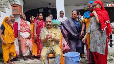 Photo of ਮੀਂਹ ਪਵਾਉਂਣ ਲਈ ਭਾਜਪਾ ਨੇਤਾ ਨੂੰ ਗੰਦੇ ਪਾਣੀ ਨਾਲ ਨੁਹਾਇਆ