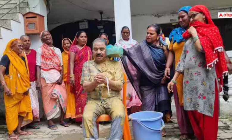 ਮੀਂਹ ਪਵਾਉਂਣ ਲਈ ਭਾਜਪਾ ਨੇਤਾ ਨੂੰ ਗੰਦੇ ਪਾਣੀ ਨਾਲ ਨੁਹਾਇਆ 1 ws 2