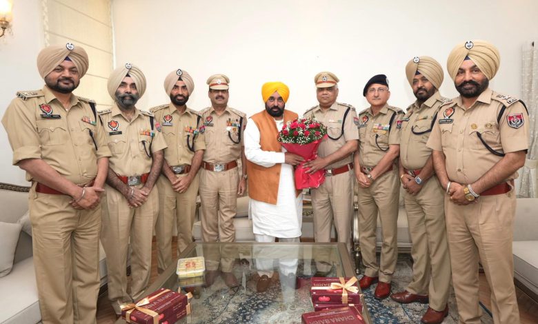 IPS ਅਧਿਕਾਰੀਆਂ ਨਾਲ CM ਮਾਨ ਨੇ ਕੀਤੀ ਮੁਲਾਕਾਤ 1 GyJ NukXAAAv9t0