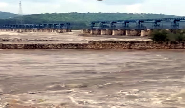 ਮਾਧੋਪੁਰ ਹੈਡਵਰਕਸ 'ਚ ਇਕ ਇਮਾਰਤ 'ਚ ਫਸੇ 22 CRPF ਦੇ ਜਵਾਨਾਂ ਤੇ ਤਿੰਨ ਹੋਰ ਵਿਅਕਤੀ 1 Untitled 1 36