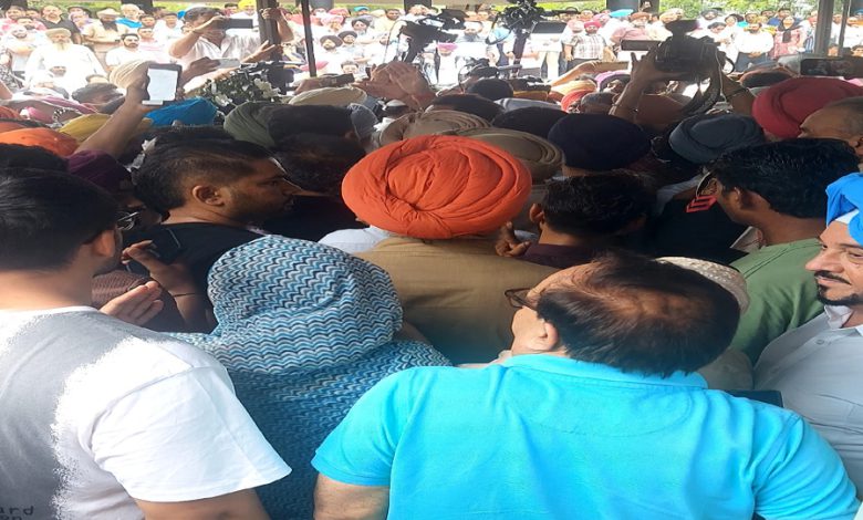 ਜਸਵਿੰਦਰ ਭੱਲਾ ਦੀ ਅੰਤਿਮ ਯਾਤਰਾ, ਹਰ ਕਿਸੇ ਦੀਆਂ ਅੱਖਾਂ ਹੋਈਆਂ ਨਮ 1 rain 4