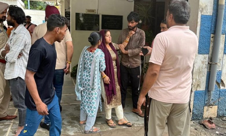 ਮੋਹਾਲੀ ਇੰਡਸਟਰੀਅਲ ਏਰੀਆ ਇੱਕ ਹਾਈ-ਟੈਕ ਕੰਪਨੀ 'ਚ ਆਕਸੀਜਨ ਸਿਲੰਡਰ ਦੇ ਫਟਣ ਕਾਰਨ ਵਾਪਰਿਆ ਹਾਦਸਾ 1 sa 4