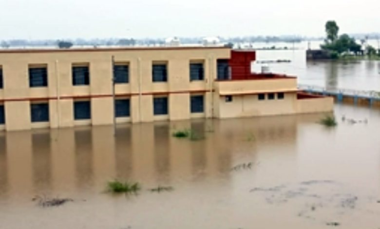 ਗੁਰਦਾਸਪੁਰ ਵਿੱਚ ਹੜ੍ਹ: ਨਵੋਦਿਆ ਵਿਦਿਆਲਿਆ ਦਬੂੜੀ ਵਿੱਚ ਫਸੇ ਬੱਚਿਆਂ ਨੂੰ ਗਿਆ ਬਚਾਇਆ 1 sd 2