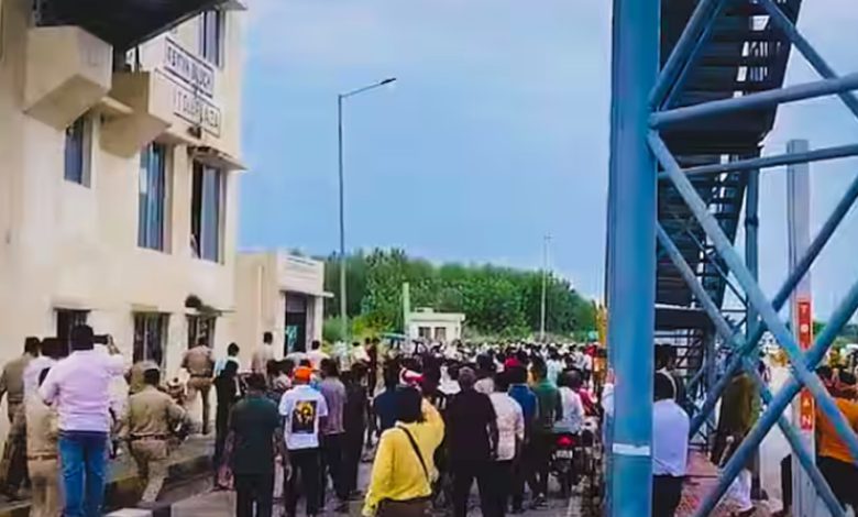 ਮੇਰਠ 'ਚ ਟੋਲ ਆਲ਼ਿਆਂ ਨੇ ਗੁੰਡਾਗਰਦੀ ਕਰਦੇ ਫੌਜੀ ਕੁੱਟਤਾ, ਫੌਜੀ ਦੇ ਪਿੰਡ ਤੋਂ 500 ਬੰਦੇ ਨੇ ਆ ਟੋਲ ਦੀ ਇੱਟ ਨਾਲ ਇੱਟ ਖੜ੍ਹਕਾਤੀ 1 ss 17