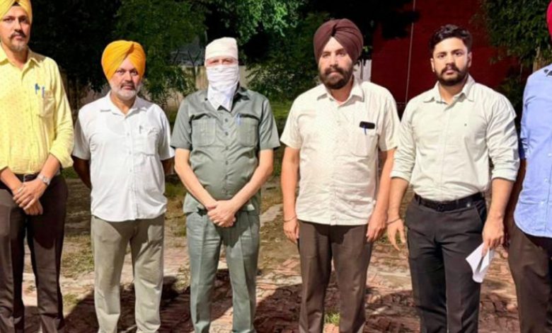 AAP ਦੇ ਸਾਬਕਾ ਜ਼ਿਲਾ ਪ੍ਰਧਾਨ ਤੇ RTI ਕਾਰਕੁਨ ਨੂੰ ਵਿਜੀਲੈਂਸ ਨੇ 4 ਲੱਖ ਰਿਸ਼ਵਤ ਦੇ ਮਾਮਲੇ 'ਚ ਕੀਤਾ ਰੰਗੇ ਹੱਥੀ ਕਾਬੂ 1 543406640 24425883813742433 5924184096730943030 n