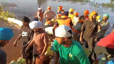 Photo of ਅੰਮ੍ਰਿਤਸਰ ਨੇੜੇ ਰਾਵੀ ਦਰਿਆ ‘ਤੇ ਪਿਆ ਵੱਡਾ ਪਾੜ, ਸੰਗਤ ਖ਼ੁਦ ਬੰਨ੍ਹਿਆ ਬੰਨ੍ਹ, ਲੋਕਾਂ ਨੂੰ ਮਦਦ ਦੀ ਅਪੀਲ