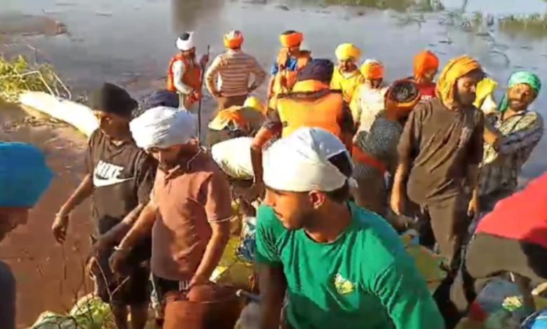 ਅੰਮ੍ਰਿਤਸਰ ਨੇੜੇ ਰਾਵੀ ਦਰਿਆ ‘ਤੇ ਪਿਆ ਵੱਡਾ ਪਾੜ, ਸੰਗਤ ਖ਼ੁਦ ਬੰਨ੍ਹਿਆ ਬੰਨ੍ਹ, ਲੋਕਾਂ ਨੂੰ ਮਦਦ ਦੀ ਅਪੀਲ 1 Amritsar Ravi
