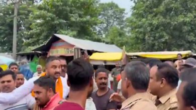 Photo of ਤੈਨੂੰ  ਜੁੱਤੀਆਂ ਮਾਰਾਂਗਾ, FIR ਵੀ ਦਰਜ ਕਰਵਾਵਾਂਗਾ… SHO ਨੇ ਕਾਂਗਰਸ ਜ਼ਿਲ੍ਹਾ ਪ੍ਰਧਾਨ ਨੂੰ ਦਿੱਤੀ ਧਮਕੀ