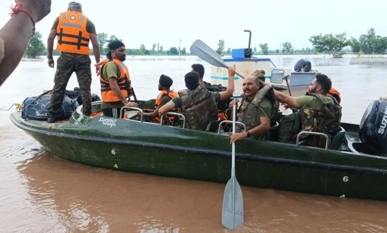 ਦਿਲਾਰਪੁਰ ਖੇੜਾ, ਮਕੋੜਾ ਅਤੇ ਚੱਕਮਾਕੋਡਾ ਵਿੱਚ, BSF ਵਾਟਰ ਵਿੰਗ ਟੀਮਾਂ ਨੇ ਕਿਸ਼ਤੀਆਂ ਰਾਹੀਂ 200 ਤੋਂ ਵੱਧ ਨਾਗਰਿਕਾਂ ਨੂੰ ਬਚਾਇਆ 1 Floods