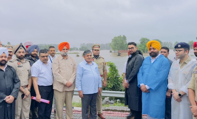 ਰਾਜਪਾਲ ਗੁਲਾਬ ਚੰਦ ਕਟਾਰੀਆ ਨੇ ਗੁਰਦਾਸਪੁਰ ਦੇ ਹੜ੍ਹ ਪ੍ਰਭਾਵਿਤ ਇਲਾਕਿਆਂ ਦਾ ਕੀਤਾ ਦੌਰਾ 1 Governor Gulab Chand Kataria visits flood affected areas of Gurdaspur 3