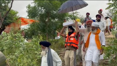 Photo of ਬੇੜੀ ਰਾਹੀਂ ਸੁਰੱਖਿਅਤ ਥਾਵਾਂ ‘ਤੇ ਪਹੁੰਚਾਏ ਗਏ ਗੁਰੂ ਗ੍ਰੰਥ ਸਾਹਿਬ ਦੇ ਸਰੂਪ, ਫਾਜ਼ਿਲਕਾ ਦੇ ਕਈ ਇਲਾਕੇ ਪਾਣੀ ਦੀ ਮਾਰ ਹੇਠ