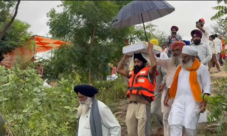 ਬੇੜੀ ਰਾਹੀਂ ਸੁਰੱਖਿਅਤ ਥਾਵਾਂ ‘ਤੇ ਪਹੁੰਚਾਏ ਗਏ ਗੁਰੂ ਗ੍ਰੰਥ ਸਾਹਿਬ ਦੇ ਸਰੂਪ, ਫਾਜ਼ਿਲਕਾ ਦੇ ਕਈ ਇਲਾਕੇ ਪਾਣੀ ਦੀ ਮਾਰ ਹੇਠ 1 Guru Granth Sahib